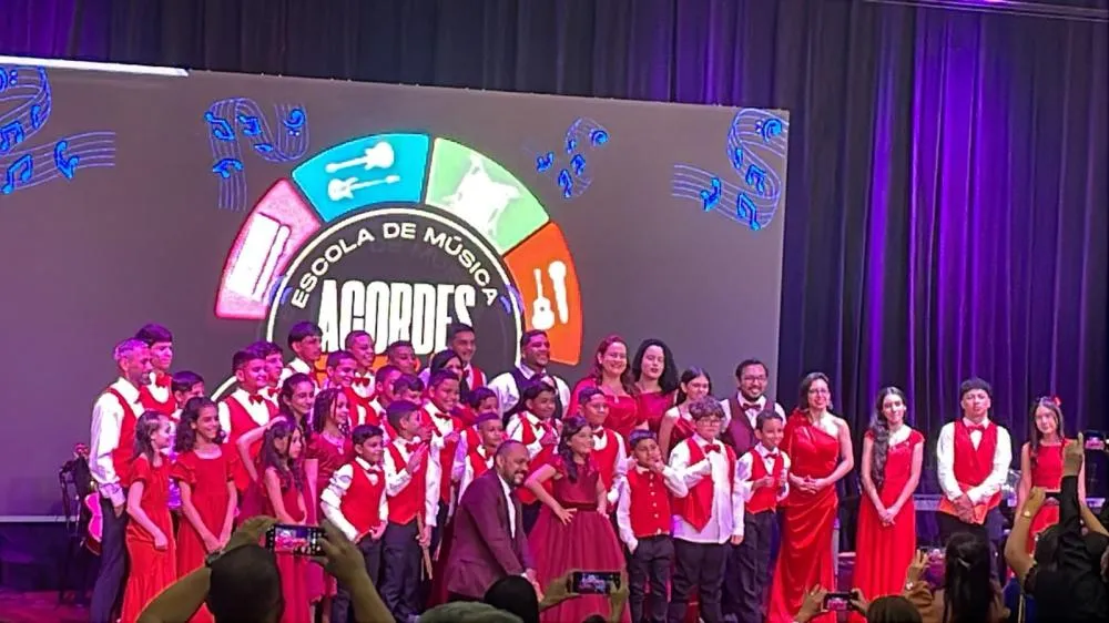 Emoção na apresentação dos alunos da Escola de Música Acordes do Céu