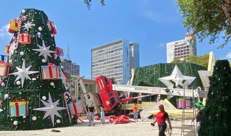 Dois trabalhadores ficaram feridos após guindaste que montava árvore de natal tombar