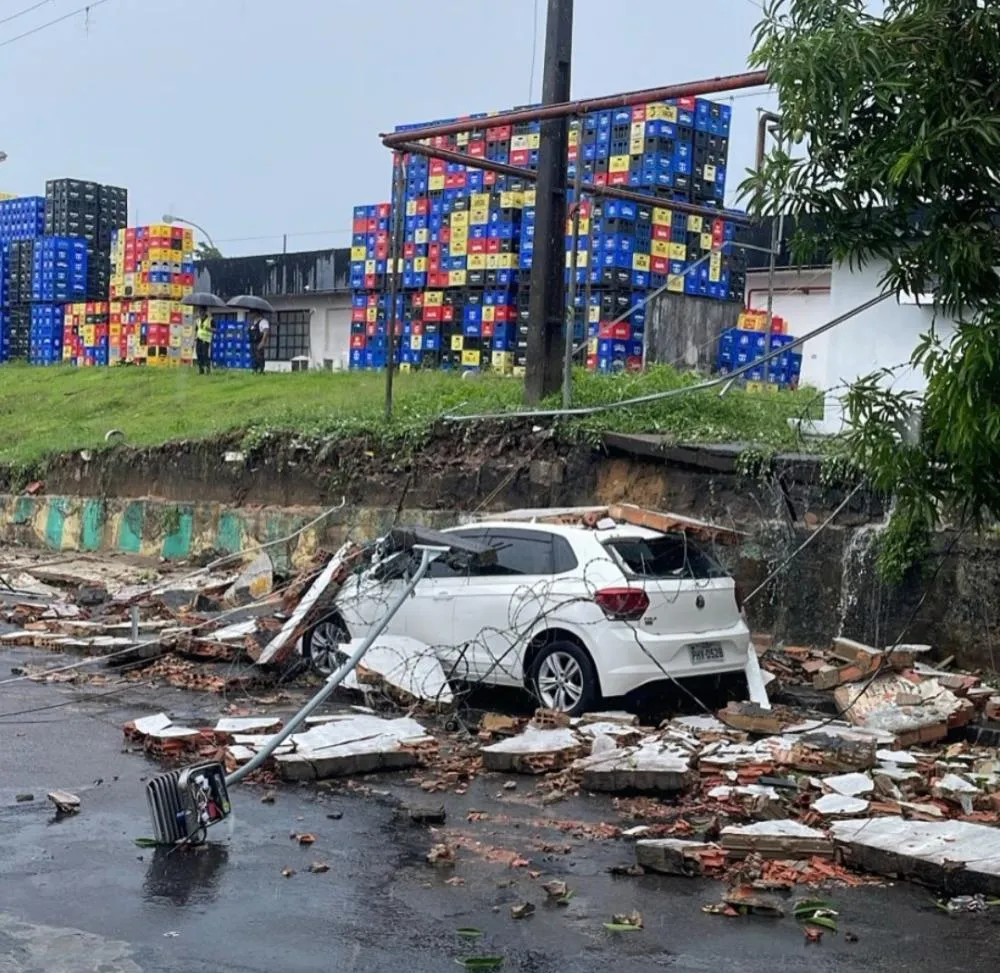 Muro da Ambev desaba e atinge carro durante forte chuva no bairro Flores em Manaus