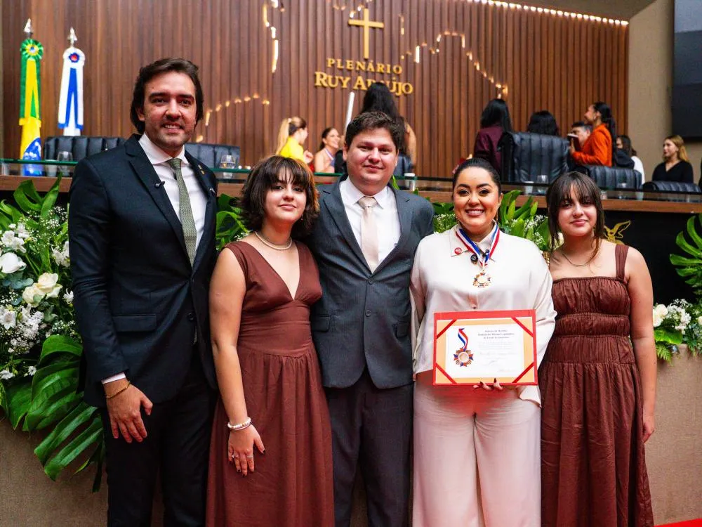 Prefeita de Maués recebe medalha da Ordem do Mérito Legislativo e dedica honraria ao povo da Capital do Guaraná