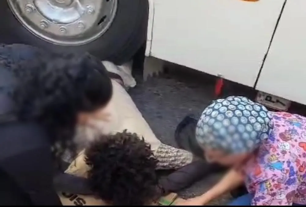 Venezuelano tem perna esmagad4 após tentar fazer ultrapassagem com motocicleta na frente de ônibus