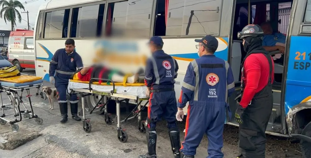 Colisão entre veículos de rotas do distrito deixa 10 pessoas feridas em Manaus