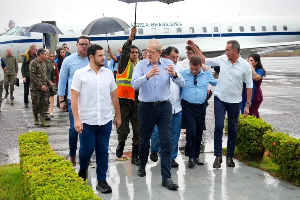Prefeito Renato Junior e senador Eduardo Braga recebem ministros e governo federal amplia para 16 as aeronaves de combate às queimadas