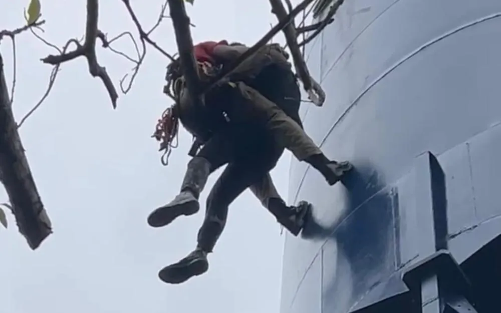 Bombeiros resgatam dois homens intoxicados em caixa d’água em Manaus