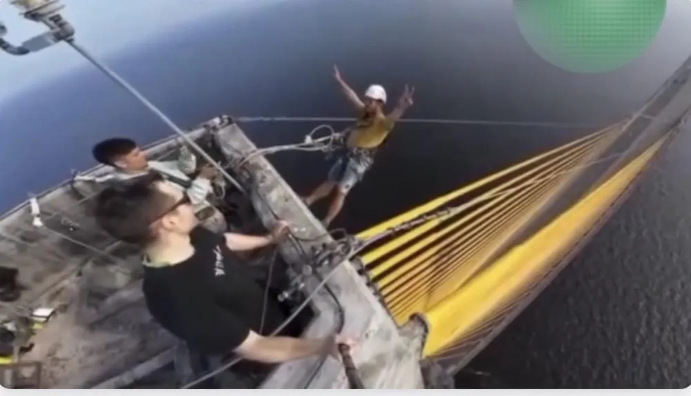 Homens escalam torre da Ponte Rio Negro para praticar rapel e desafiam limites no topo do monumento