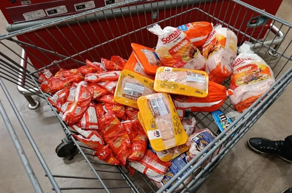 Supermercado é flagrado vendendo frango impróprio para consumo em Manaus