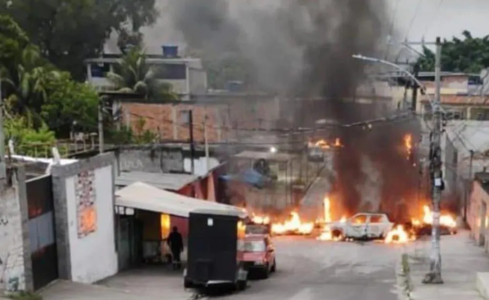A operação teve como objetivo cumprir 51 mandados de prisão contra traficantes que atuam na região.