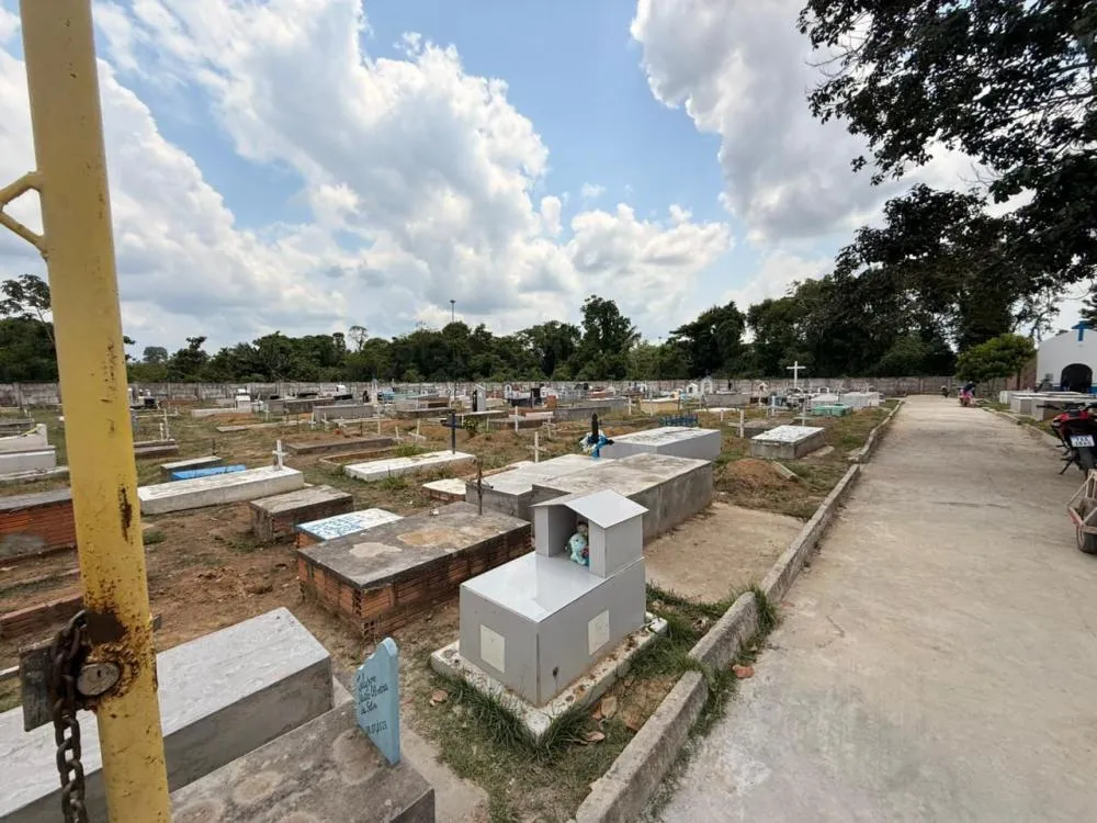 Prefeitura de Maués realiza mutirão de limpeza nos cemitérios para o Dia de Finados