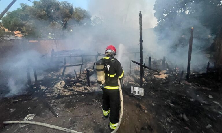 Vídeo: Casa de madeira é destruída pelo fogo no Tancredo Neves em Manaus